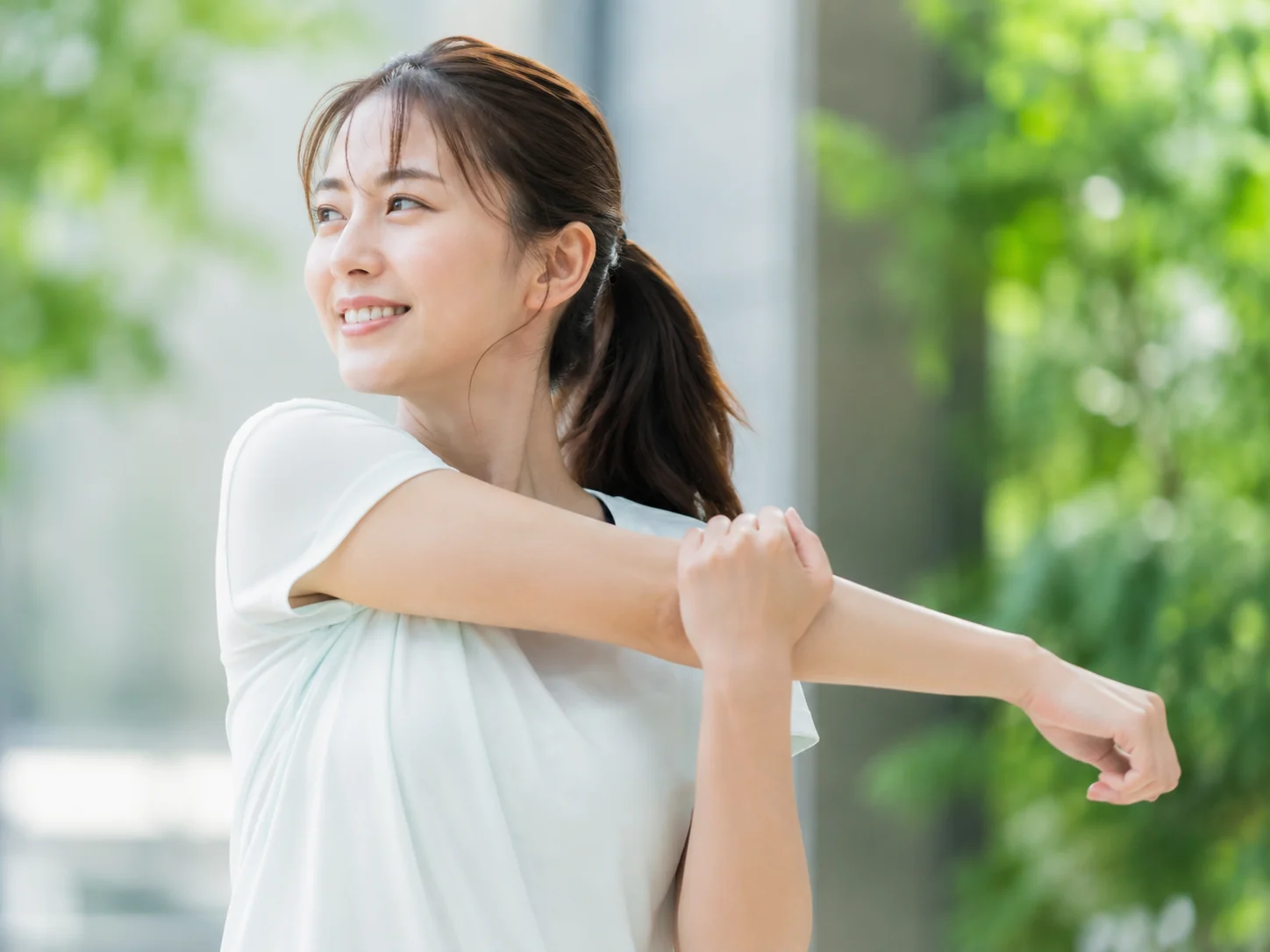 屋外でストレッチをする女性